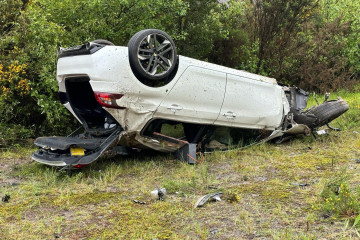 Coche volcado en Rois.