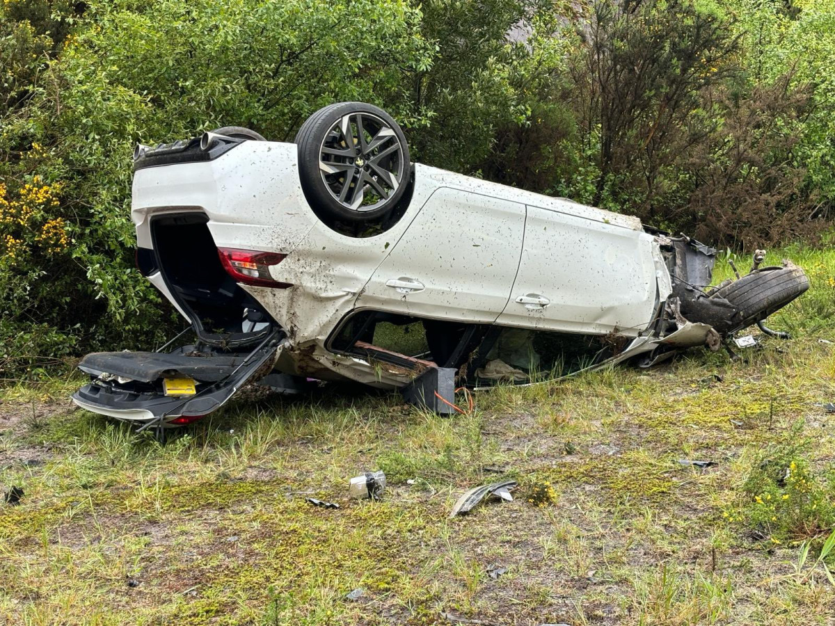 Coche volcado en Rois.