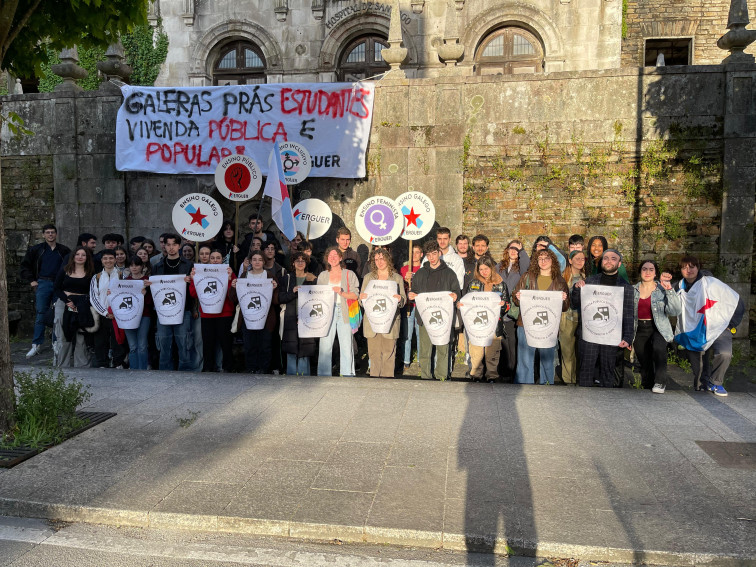 Estudiantes piden más vivienda y protestan por la conversión del hospital viejo en un hotel en Santiago