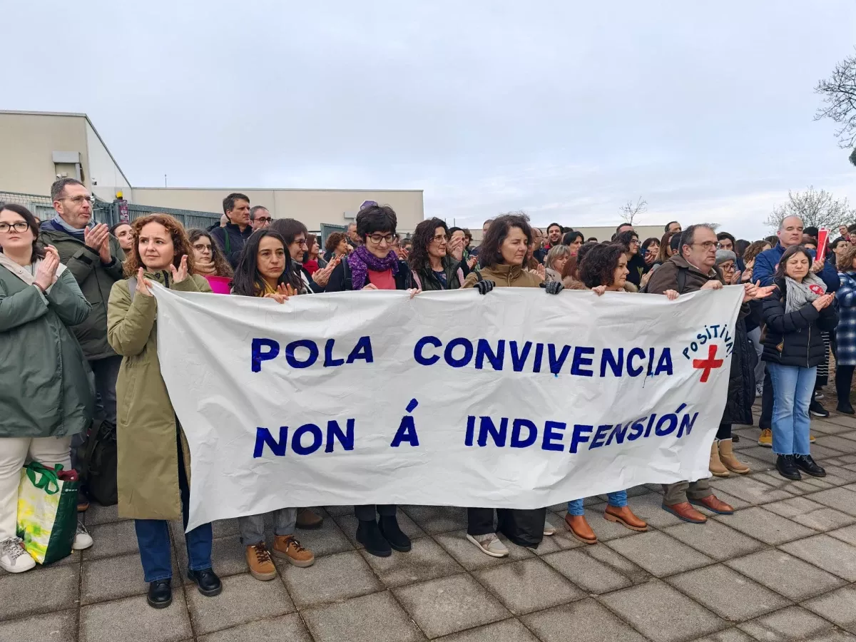 Protesta de familias y profesores en el IES Milladoiro en una foto de STEG