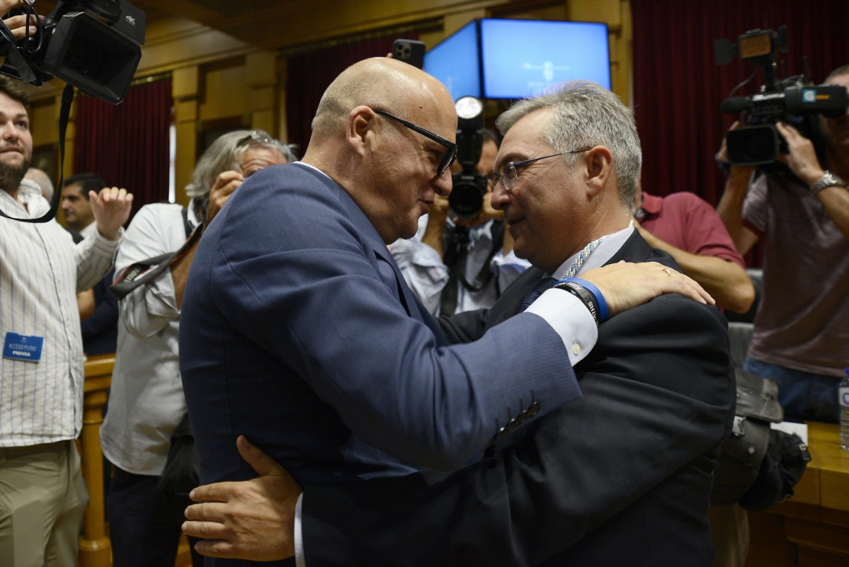 Luis Menor, al ser elegido presidente de la Diputaciu00f3n de Ourense, se abraza con su antecesor, Manuel Baltar, en junio de 2023