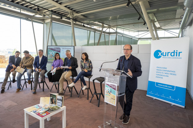 O secretario xeral de Lingua, Valentín García, acompañado do director xeral de Cultura, Anxo M. Lorenzo, presentan en rolda de prensa a X Carreira Camiño das Letras.