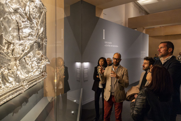 El conselleiro de Cultura, Lingua e Xuventude, José López Campos, la directora xerente de la Cidade da Cultura, Ana Isabel Vázquez, y el director adjunto y conservador jefe de la Frick Collection de Nueva York, Xavier F. Salomon.