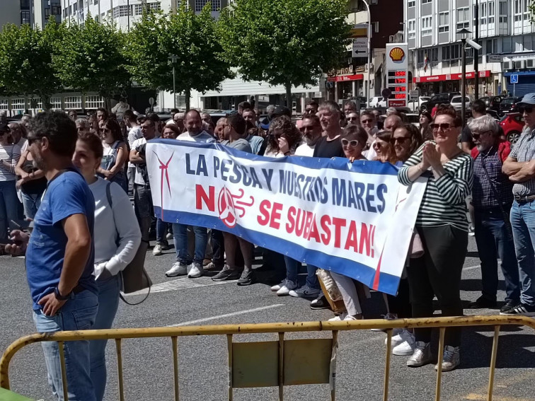 Centenares de personas se manifiestan en Cangas contra la eólica marina: 