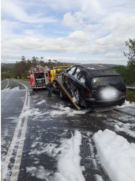 Los servicios de emergencia sofocan un vehículo que comenzó a arder en Negreira (A Coruña).