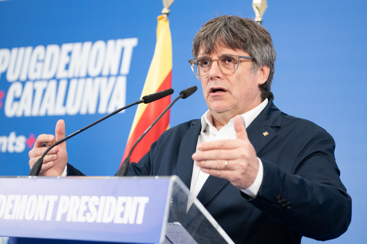 El candidato de Junts a la Generalitat de Catalunya, Carles Puigdemont, durante una rueda de prensa para valorar los resultados de las elecciones catalanas, a 13 de mayo de 2024, en Argelès (Francia)