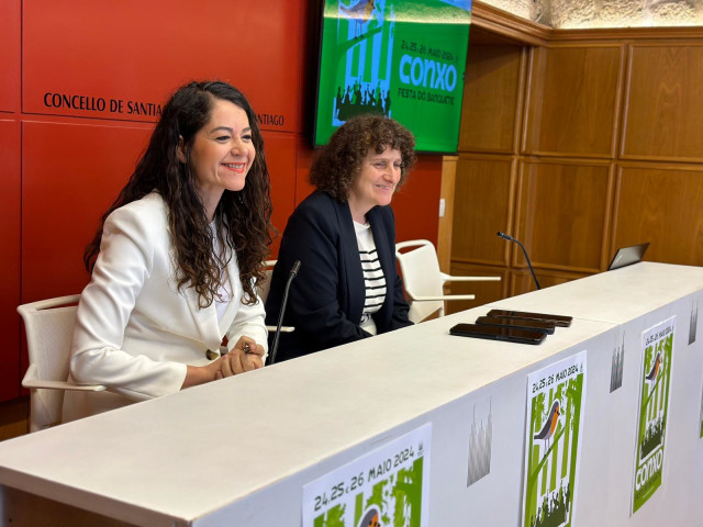 La tenienta de alcaldesa de Santiago, María Rozas, y la alcaldesa, Goretti Sanmartín, en rueda de prensa.