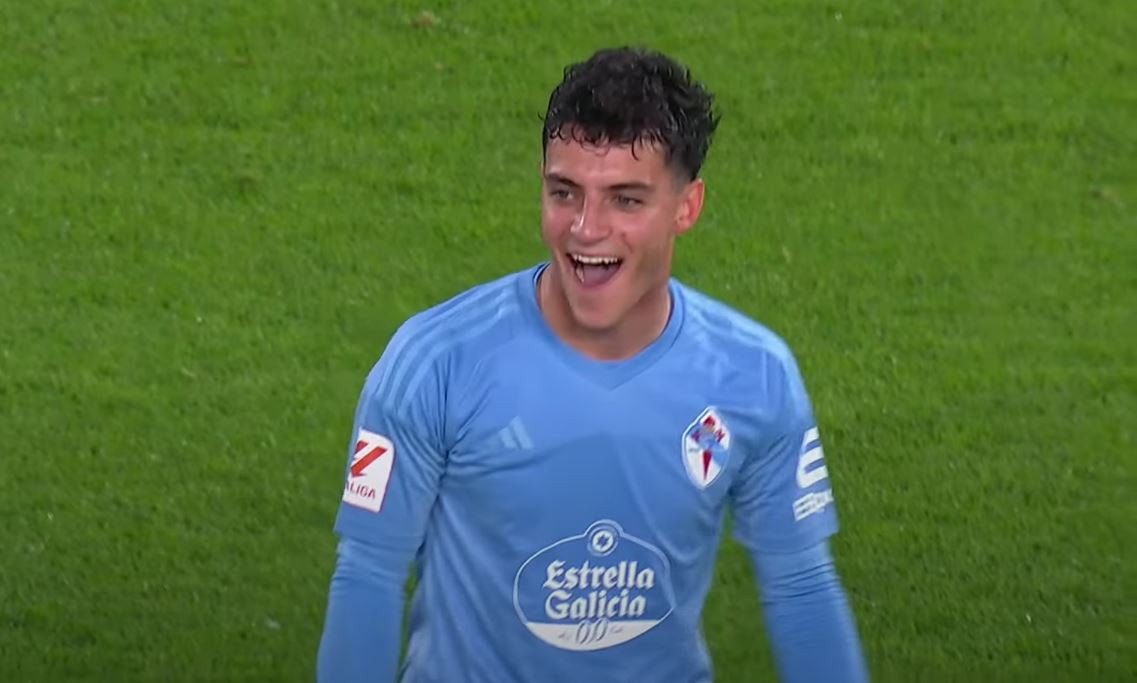 Hugo u00c1lvarez celebra el triunfo del Celta sobre el Athletic en Balau00eddos