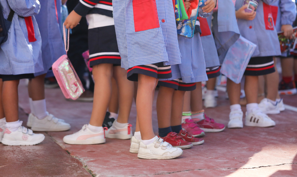 Archivo - Varios niños en el patio el día de inicio del curso en el colegio.