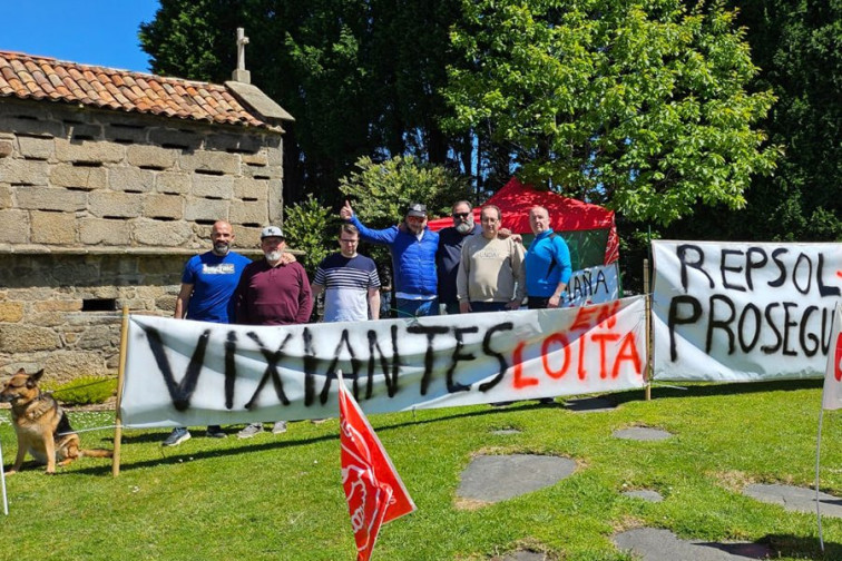 Vigilantes de Prosegur cumplen 15 días acampados ante la refinería de A Coruña entre presiones y silencio de Repsol