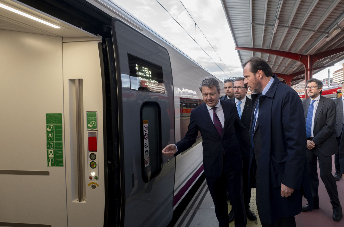 El ministro de Transportes y Movilidad Sostenible, Óscar Puente, sube a un tren de alta velocidad de la serie 106 de Renfe en la estación de Chamartín Clara Campoamor para viajar a A Coruña, a 16 