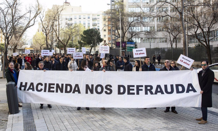 Trabajadores de Hacienda demandan mejoras salariales cuando sus jefes tienen 