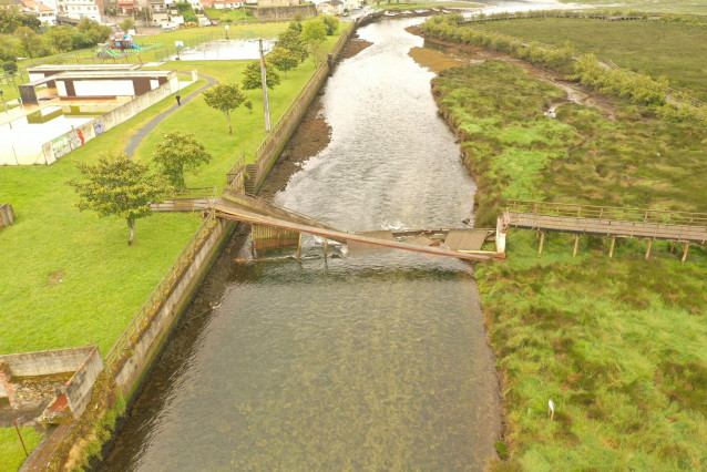 Rompe la pasarela peatonal del río Belelle, en Neda (A Coruña).