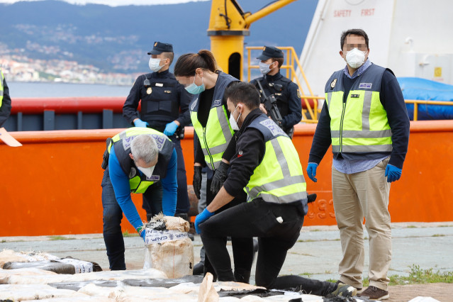 Archivo - Descarga de la droga transportada a bordo del MV Karar, abordado el 25 de abril de 2020, cuando se dirigía a Vigo.