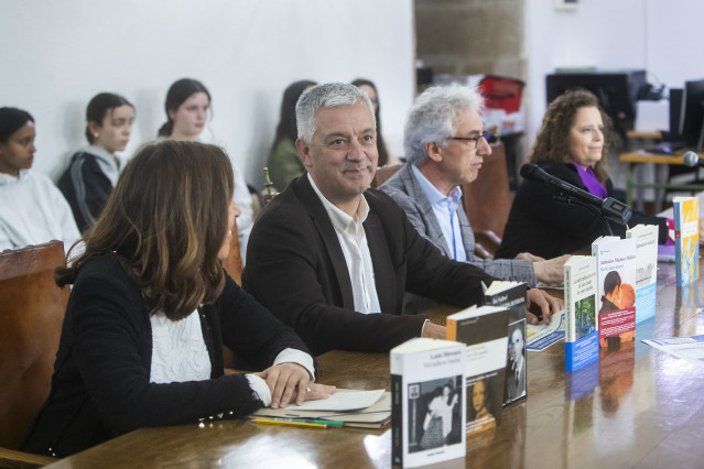 El secretario xeral da Lingua, Valentín García Gómez, asiste a la rueda de prensa para anunciar los finalistas del XXVIII Premio San Clemente.
