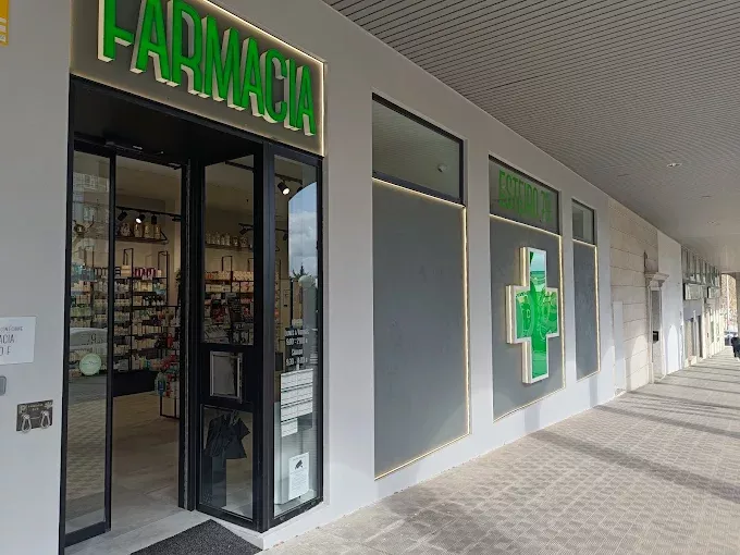 Ladrón roba en una farmacia en Ferrol y su botín consiste en toallitas y preservativos