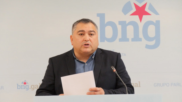 El diputado del BNG Xosé Manuel Golpe en rueda de prensa.