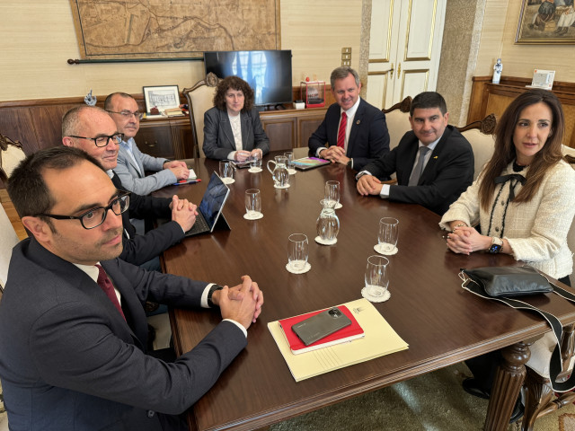 La alcaldesa de Santiago, Goretti Sanmartín, se reúne con el presidente de Mercasa, José Miñones, y el delegado del Gobierno en Galicia, Pedro Blanco.