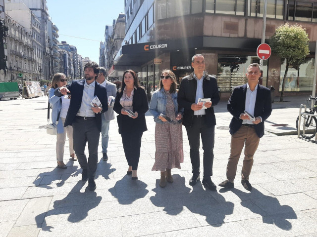 El candidato del PP al Parlamento Europeo, Adrián Vázquez, junto a miembros del partido en Vigo, en un paseo enmarcado en la campaña electoral de las europeas del 9 de junio.