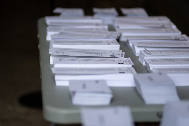 Papeletas electorales en la Universitat de Barcelona, a 12 de mayo de 2024, en Barcelona.