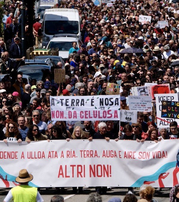 Miles de personas marchan en Palas contra el proyecto de Altri: 