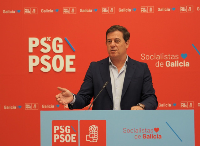 El secretario xeral del PSdeG, José Ramón Gómez Besteiro, en rueda de prensa