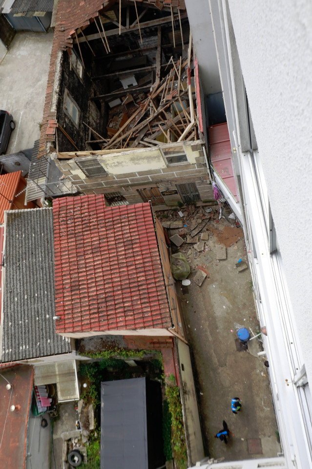 Vista aérea del edificio que se ha derrumbado, a 25 de mayo de 2024, en Vigo, Pontevedra, Galicia (España), en el que ha muerto un bombero municipal que participaba en operativo de inspección.