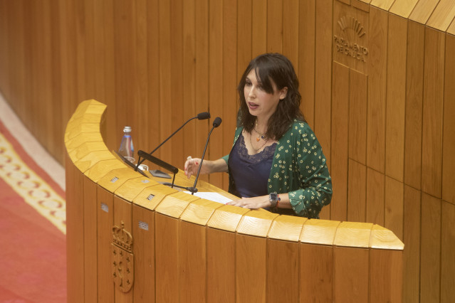Archivo - La conselleira de Promoción do Emprego e Igualdade, María Jesús Lorenzana, comparece en el pleno del Parlamento