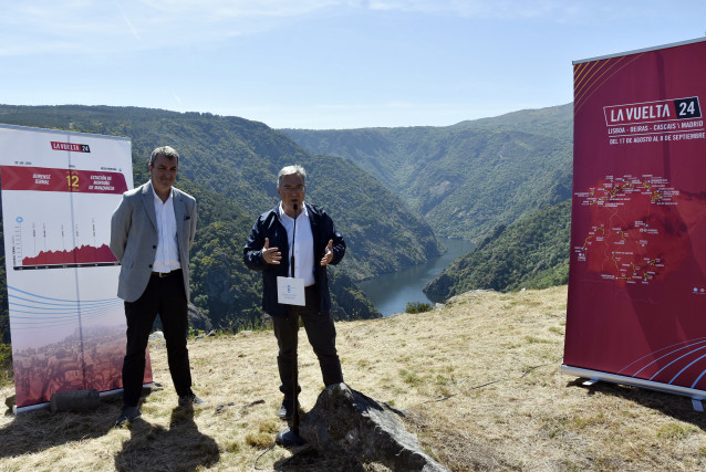 El Presidente De La Institución Provincial, Luis Menor, Y El Director De La Vuelta Ciclista A España, Javier Guillén, En La Presentación De La Etapa Que Pasa Por La Provincia De Ourense.