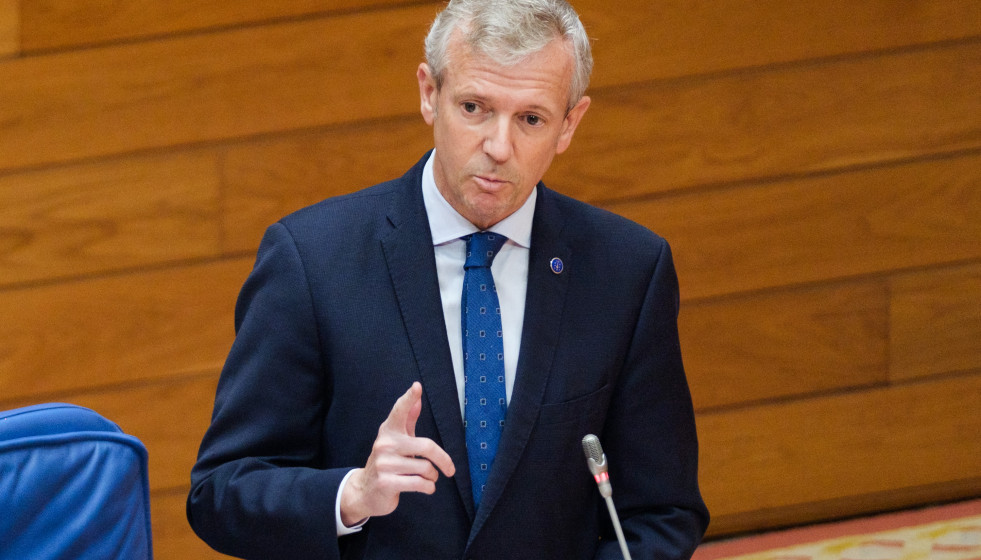 El presidente de la Xunta, Alfonso Rueda, en el hemiciclo.