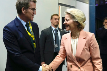 Archivo - El presidente del PP, Alberto Núñez Feijóo, se reúne con la presidenta de la Comisión Europea, Ursula von der Leyen, en el Congreso del PPE que se celebra en Bucarest (Rumania).