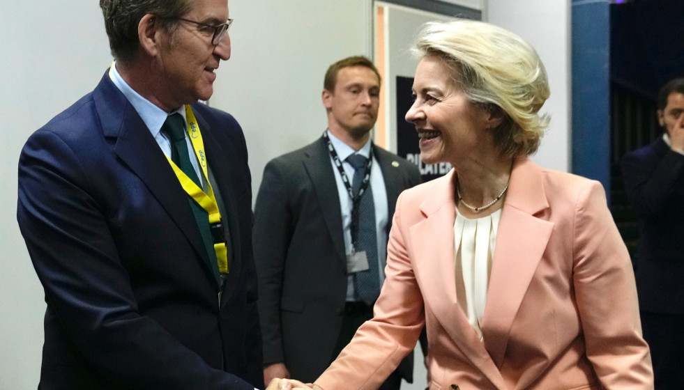 Archivo - El presidente del PP, Alberto Núñez Feijóo, se reúne con la presidenta de la Comisión Europea, Ursula von der Leyen, en el Congreso del PPE que se celebra en Bucarest (Rumania).