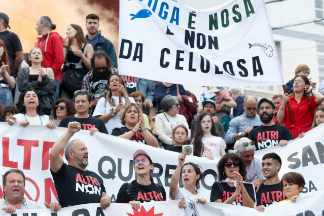 Decenas de personas protestan durante una manifestación contra la empresa de celulosa Altri, a 26 de mayo de 2024, en Palas de Rei, Lugo, Galicia (España). El movimiento vecinal y ecologista que se opone a la construcción de la fábrica portuguesa de pasta