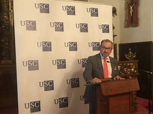 Archivo - El rector de la USC, Antonio López, en la rueda de prensa