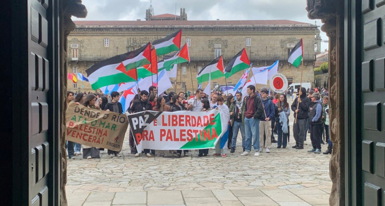 La acampada de universitarios por Palestina obliga a suspender la reunión del consejo de gobierno de la USC