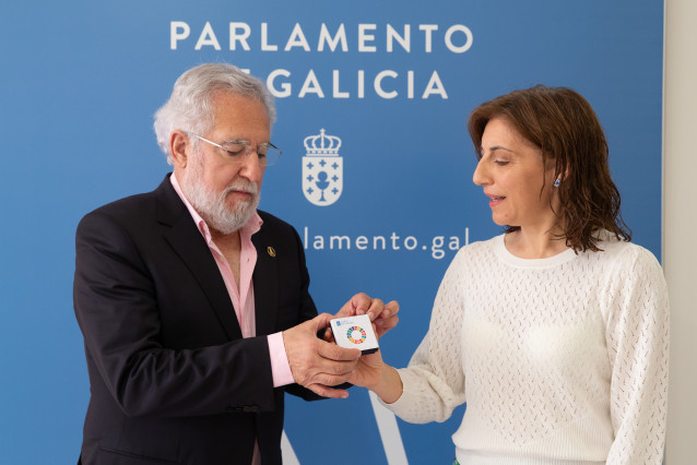 La conselleira de Medio Ambiente e Cambio Climático, Ángeles Vázquez, entrega al presidente del Parlamento de Galicia, Miguel Ángel Santalices, la memoria de seguimiento de la Agenda 2030 elaborada por la Xunta de Galicia