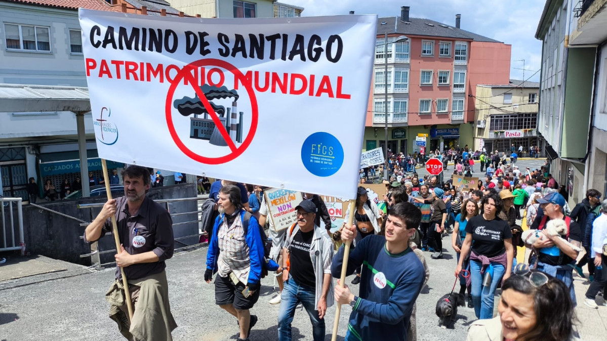 Pancarta de Fraternidad Internacional del Camino de Santiago (FICS) en la manifestaciu00f3n contra Altri en Palas