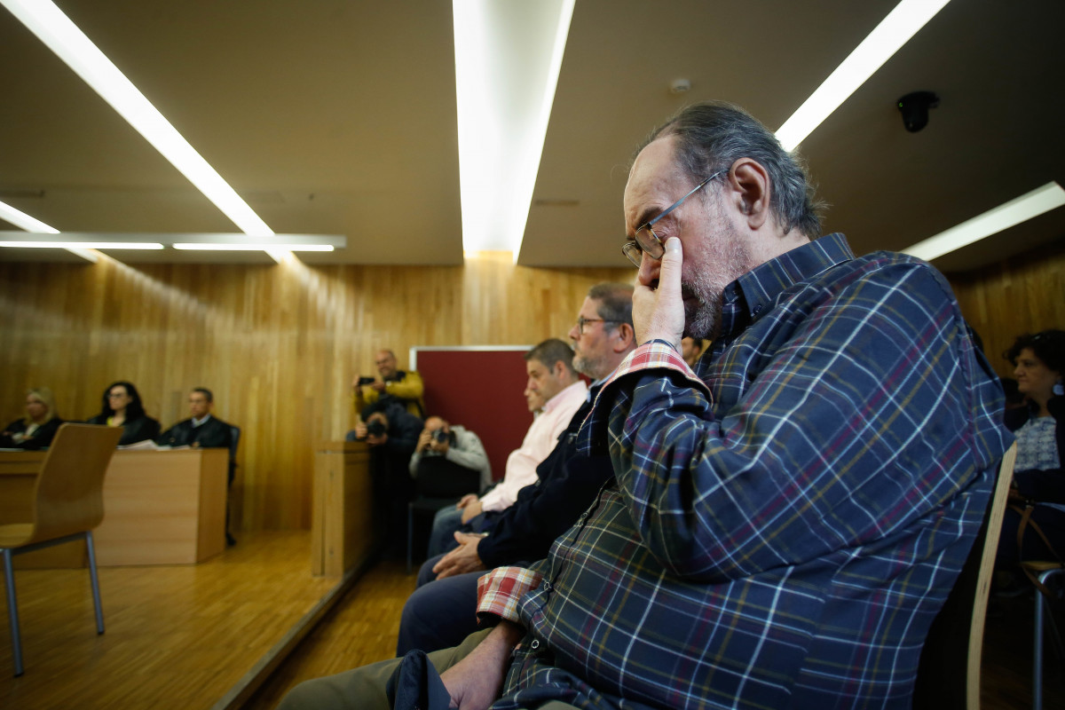 El principal imputado en la pieza central de la Operación Carioca juzgada este martes en la Audiencia Provincial de Lugo, el cabo de la Guardia Civil, Armando Lorenzo, sentado en el banquillo de los 