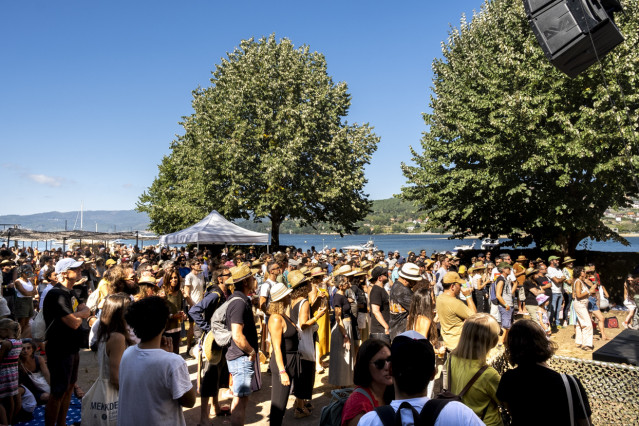 Archivo - Público en el festival Sinsal SON Estrella Galicia, que se celebra en la Illa de San Simón