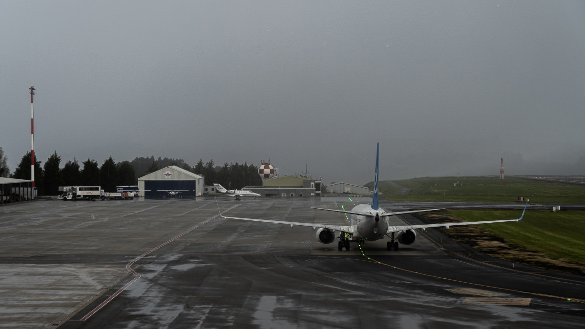 Archivo - Un avión de la compañía Air Europa, a su llegada al Aeropuerto de Alvedro.