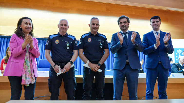 Medallas para los policías locales  Pedro Abal (A Estrada) y Santiago de la Fuente y Julio Castro (Marín)