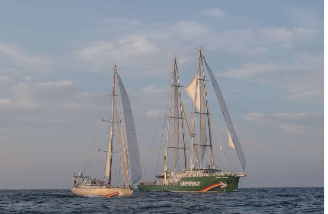 Los barcos de Greenpeace 'The Rainbow Warrior' y 'Witness' en el mar Mediterráneo