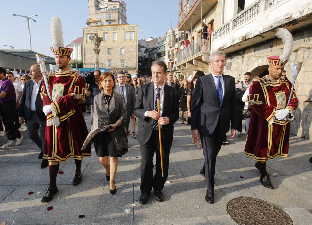 Archivo - El alcalde de Vigo, Abel Caballero (3d), y el presidente de la Xunta, Alfonso Rueda (2d), durante la procesión del Cristo de la Victoria, a 7 de agosto de 2022, en Vigo, Pontevedra, Galicia (España). La procesión del Santísimo Cristo de la Victo