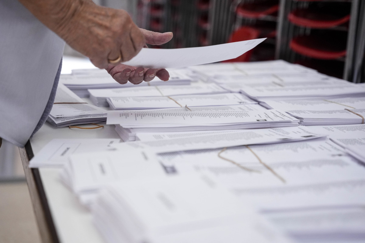 Detalle de la jornada electoral en el Colegio de los Maristas, a 9 de junio de 2024, en Sevilla (Andalucía, España). Hoy tienen lugar las elecciones europeas de 2024 en España. Más de 38 millones 