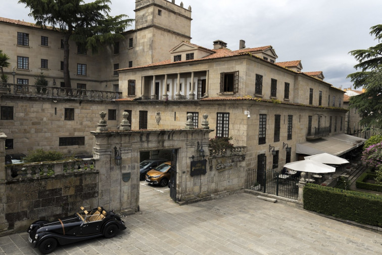 Ingresada en la UCI una joven de 18 años a la que le cayó una farola en la cabeza junto al Parador de Pontevedra