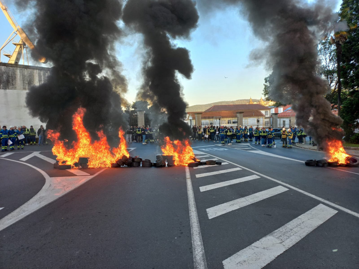 Corte de la calle con una barricada por parte de trabajadores de Navantia en una foto de CIG