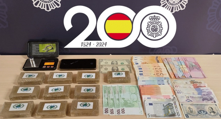 Pillado viajando con 3.000 euros y un kilo de hachís escondido en su coche en Pontevedra