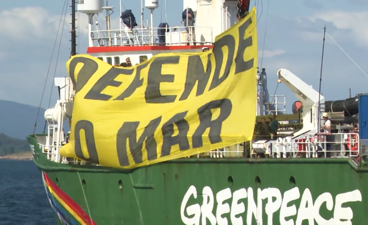 Marineros y Greenpeace unen sus voces contra Altri en el recibimiento del Artic Sunrise (vídeo)