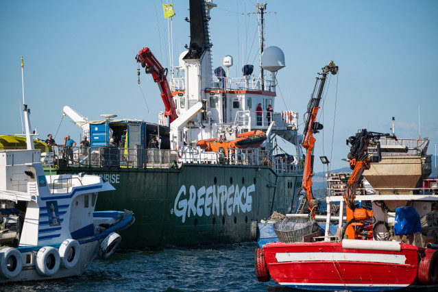 El barco de Greenpeace, Arctic Sunrise, a 12 de junio de 2024, a su llegada a la Ría de Arousa, A Coruña, Galicia (España). La Plataforma en Defensa de la Ría de Arousa ha organizado una manifestación marítima para acompañar la entrada del buque Arctic Su