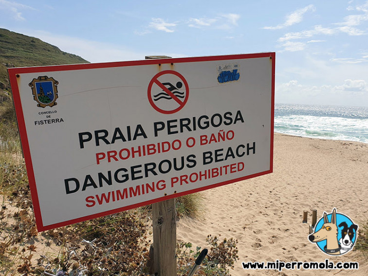 Entre la vida y la muerte una mujer que se bañó en la praia Mar de Fóra, Fisterra, donde está prohibido